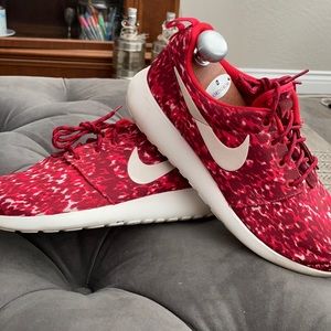 Size 89 women’s Nike Roshe